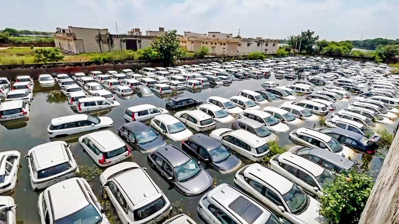 નવીનક્કોર ગાડીઓ તરવા માંડી