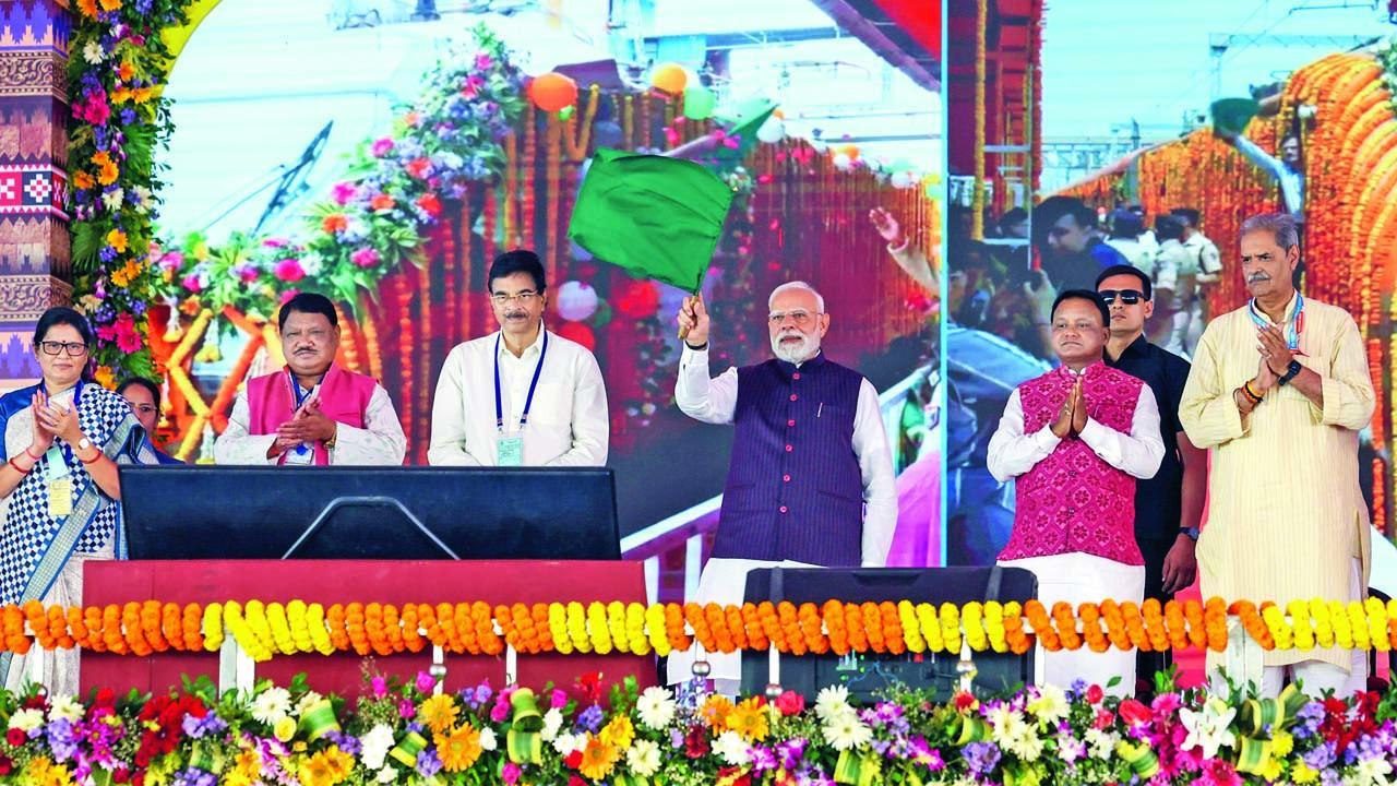 બ્રહ્મપુરથી ઉધના જતી અમૃત ભારત ટ્રેનને ગઈ કાલે વર્ચ્યુઅલ લીલી ઝંડી આપતી વખતે ઓડિશાના મુખ્ય પ્રધાન મોહન ચરણ માંઝી અને વડા પ્રધાન નરેન્દ્ર મોદી.