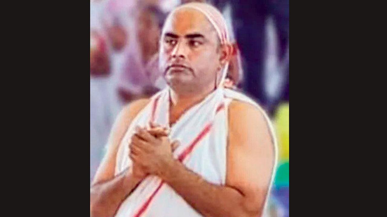 જૈન સાધુના વેશમાં આવેેલો ચોર CCTV કૅમેરામાં પકડાઈ ગયો હતો.