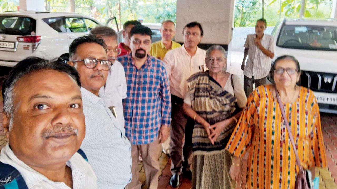 લક્ષ્મી નિવાસના ૬ ભાડૂતો.