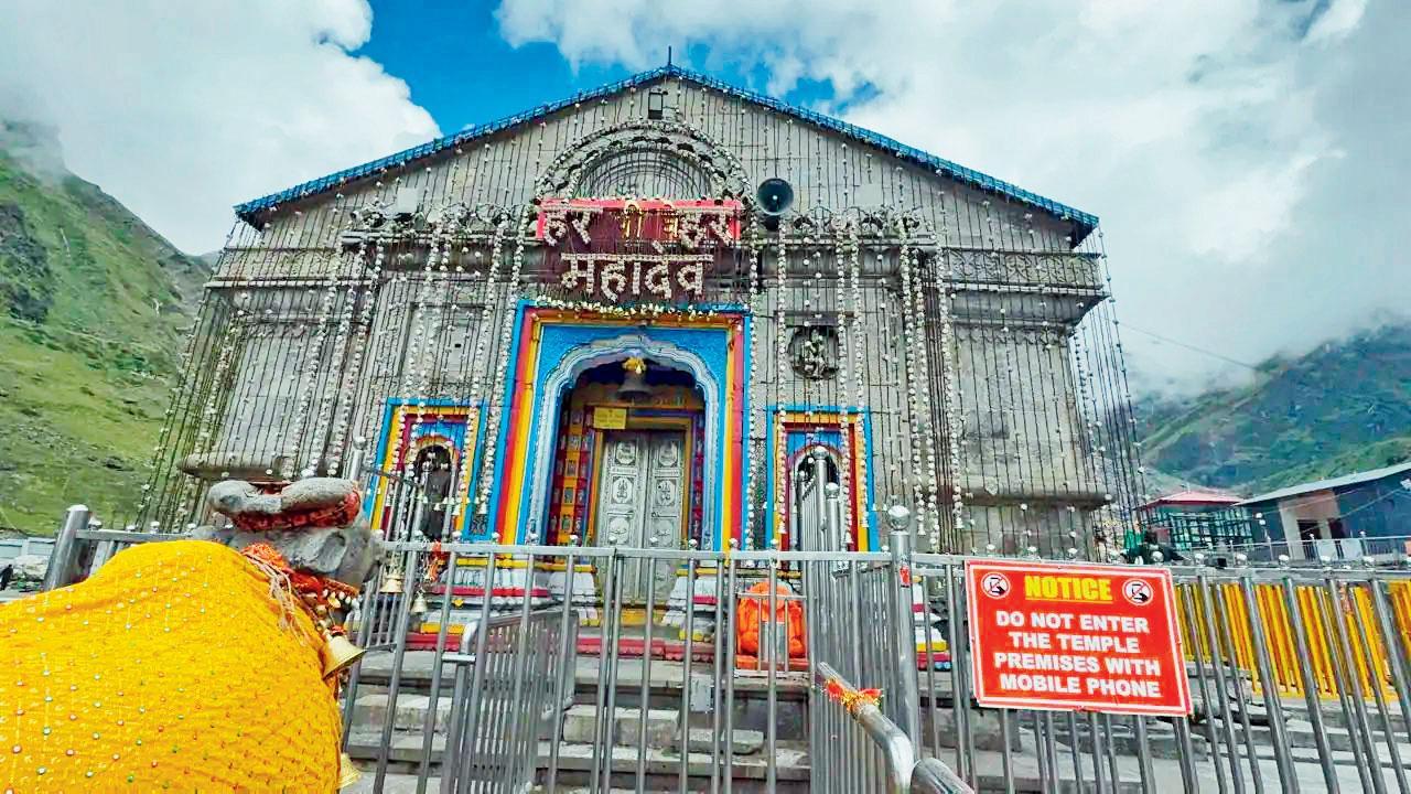 ગઈ કાલે ચંદ્રગ્રહણને કારણે કેદારનાથ સહિત દેશભરનાં તમામ મુખ્ય મંદિરોનાં કપાટ બંધ હતાં.