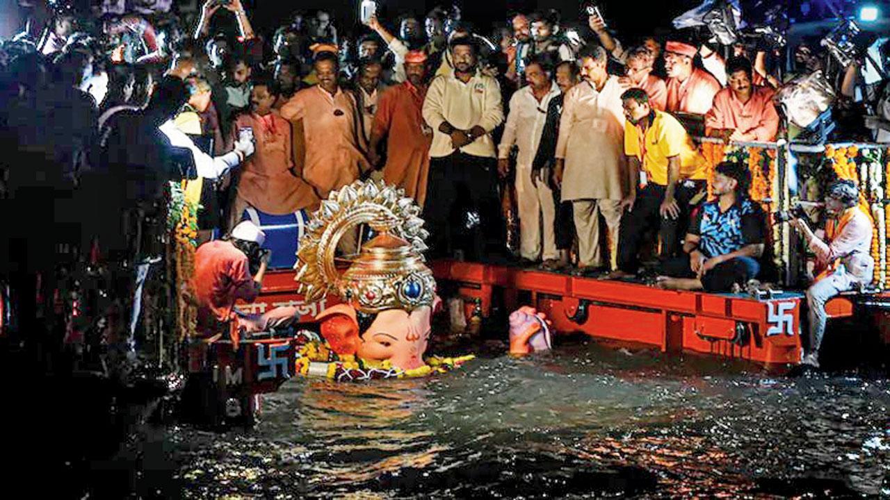 લાલબાગચા રાજાની મૂર્તિનું વિસર્જન