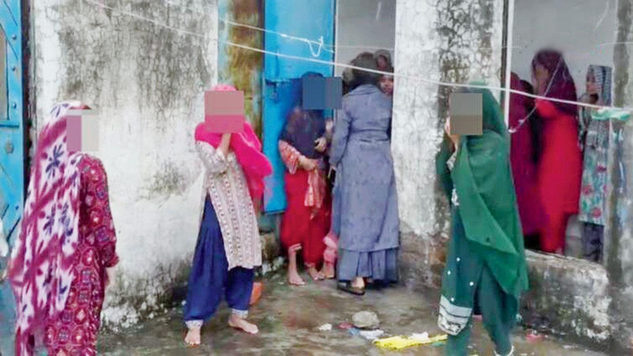 મદરેસાના બંધ ટૉઇલેટમાંથી ૪૦ કિશોરીઓ છુપાયેલી મળી  હતી.