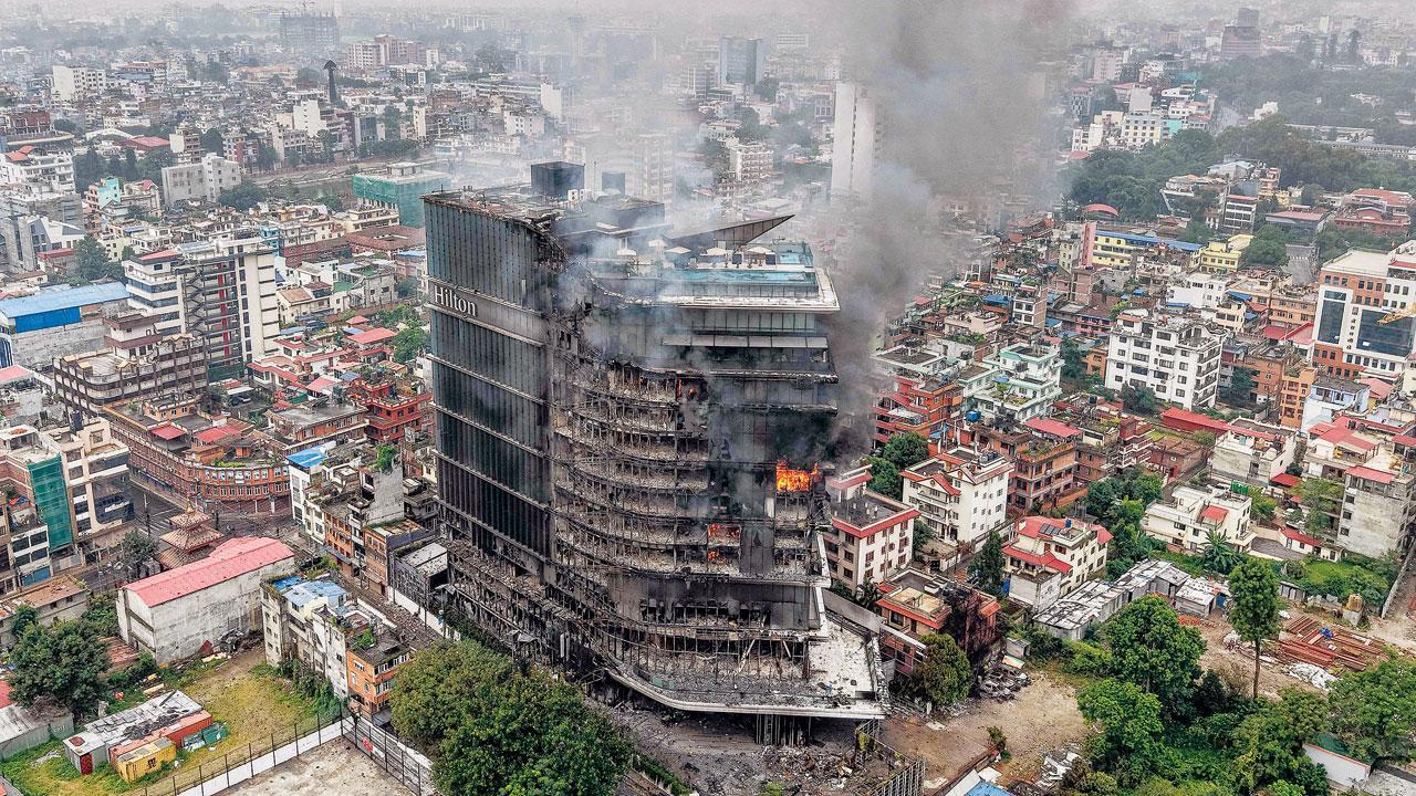 નેપાલમાં વૈભવના પ્રતીકસમી હિલ્ટન હોટેલમાં આંદોલનકારીઓએ આગ લગાડી દીધી હતી. જોતજોતામાં વિશાળ હોટેલ સંપૂર્ણપણે બળીને ભસ્મીભૂત થઈ ગઈ હતી.