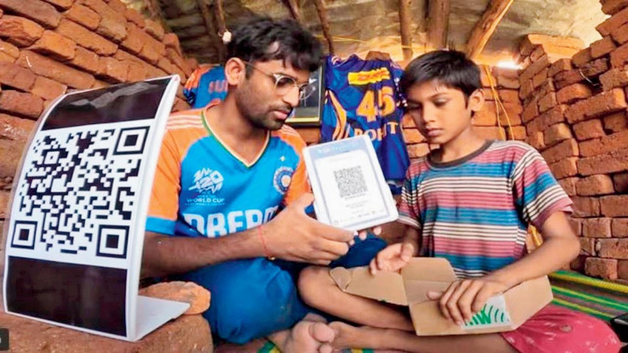 ગૌતમ સૂર્ય નામના ભાઈ અનોખા ભિક્ષુક છે