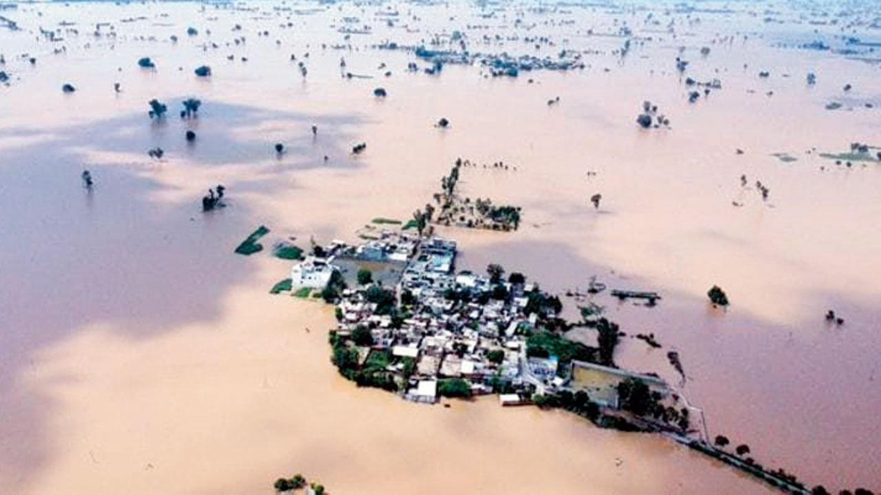 પંજાબનાં અનેક ગામો પાણીમાં ડૂબી ગયાં હતાં.