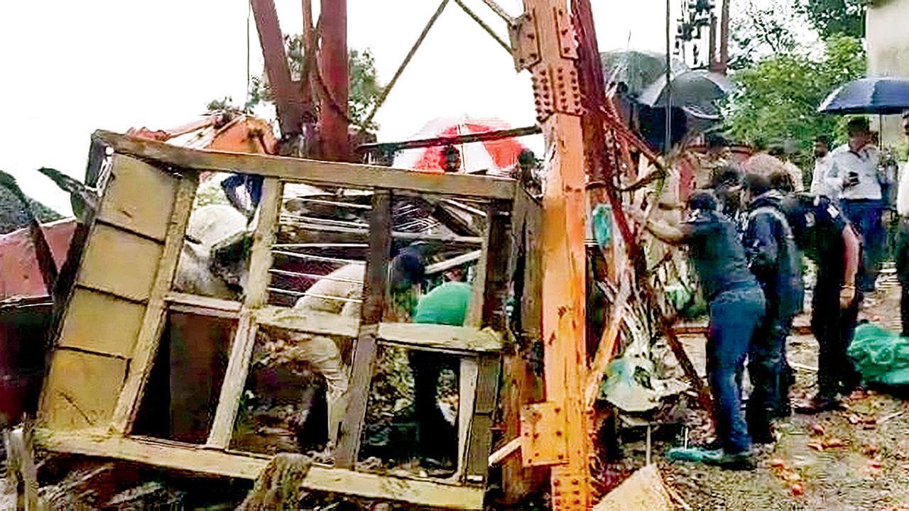 પાવાગઢમાં સર્જાયેલી દુર્ઘટનામાં માલવાહક રોપવે તૂટી પડતાં ૬ વ્યક્તિનાં મૃત્યુ થયાં હતાં.