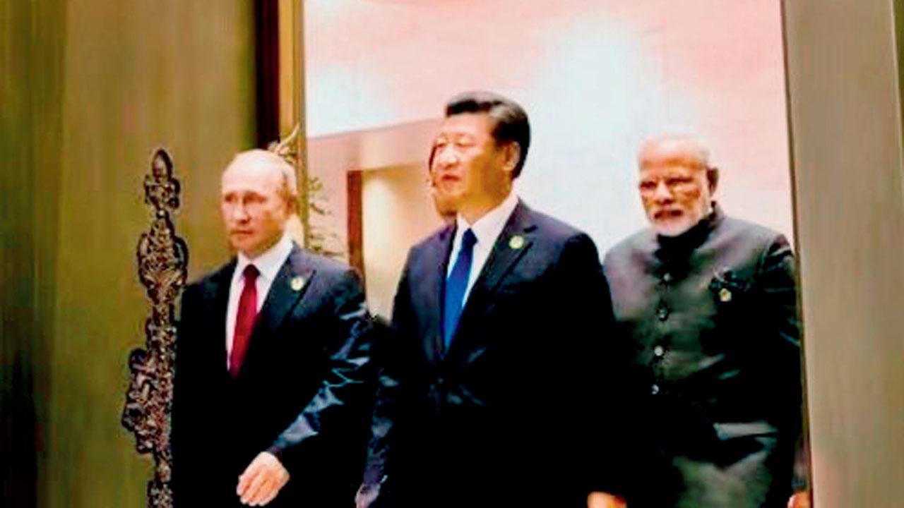 SCO સમિટ દરમ્યાનના આ ફોટોને પોસ્ટ કરીને ડોનલ્ડ ટ્રમ્પે ભારત-રશિયા પર નિશાન સાધ્યું હતું.