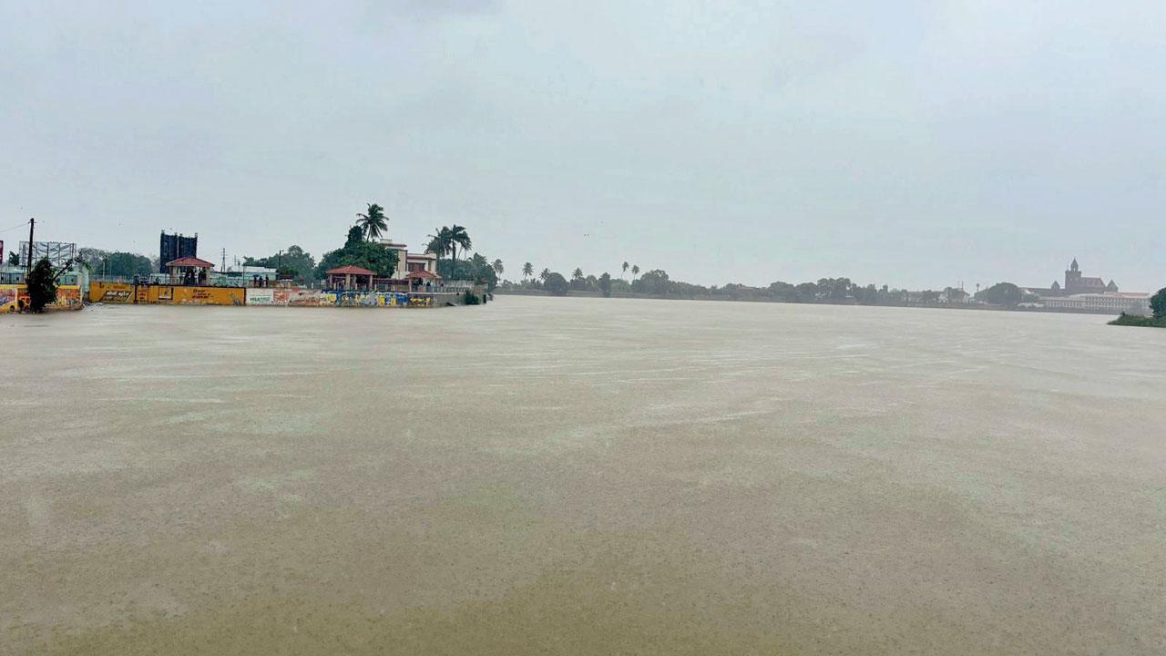 ભુજમાં આવેલું હમીરસર તળાવ છલકાઈ ગયું હતું.