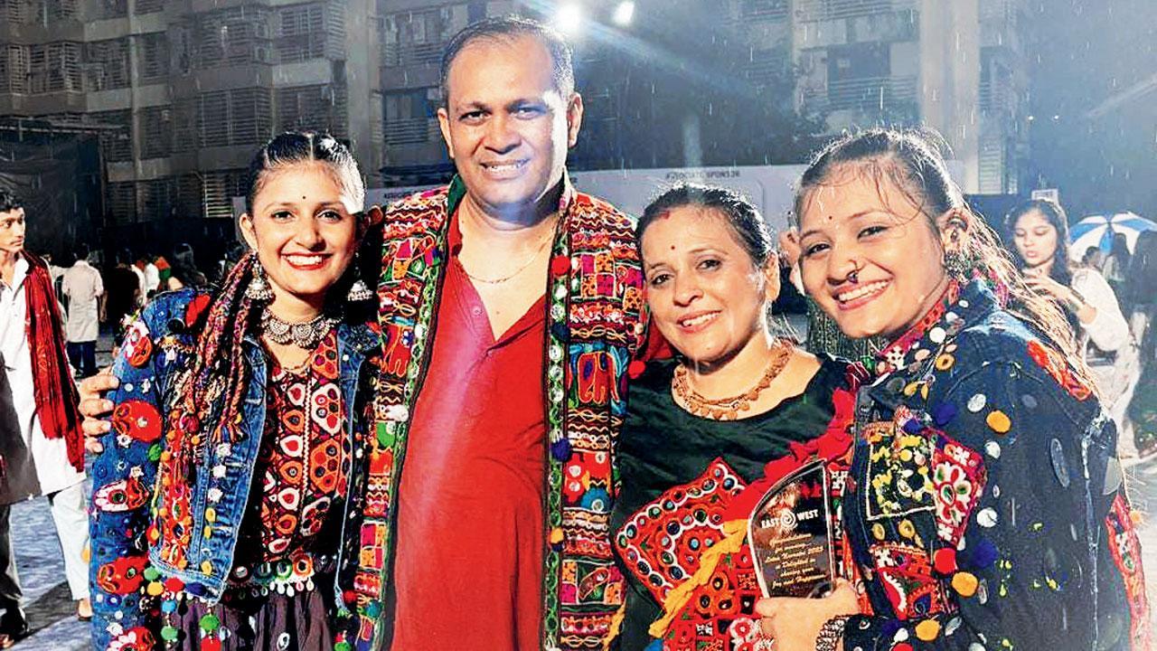 રંજિતા ફુરિયા હસબન્ડ વિરેન ફુરિયા અને બન્ને દીકરીઓ ખુશી અને તિશા સાથે