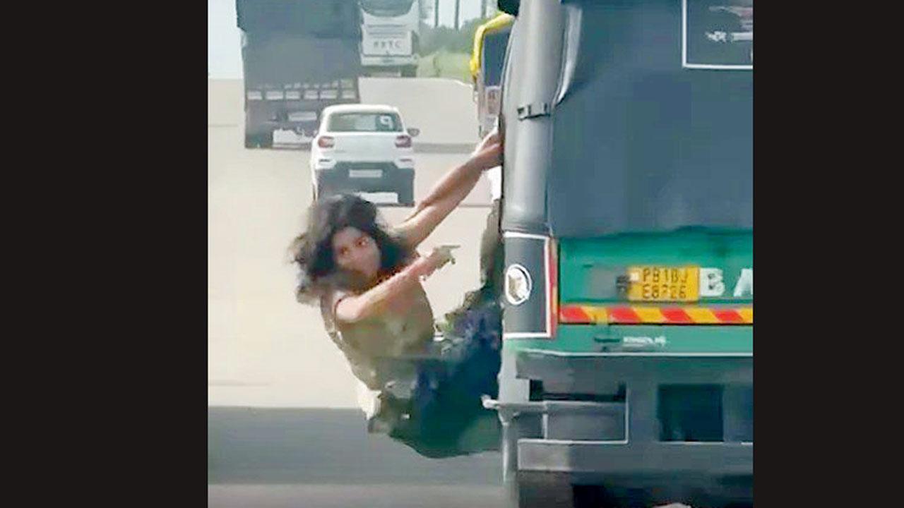 પંજાબના લુધિયાણામાં ગઈ કાલે ભરદિવસે રિક્ષાની અંદર એક મહિલાને લૂંટવાનો પ્રયાસ થયો