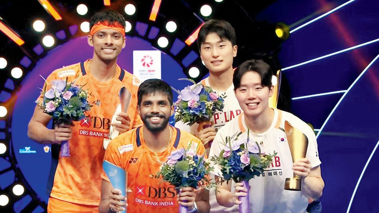 વિજેતા કોરિયન જોડી અને ટ્રોફી સાથે ફોટો માટે પોઝ આપ્યો સાત્વિક-ચિરાગે