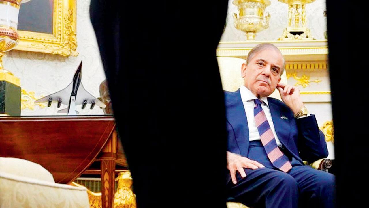 શુક્રવારે વાઇટ હાઉસની એક રૂમમાં ડોનલ્ડ ટ્રમ્પને મળવાની રાહ જોતા પાકિસ્તાનના વડા પ્રધાન શાહબાઝ શરીફ અને સેનાપ્રમુખ આસિમ મુનીરના ફોટો વાઇરલ થયા હતા.