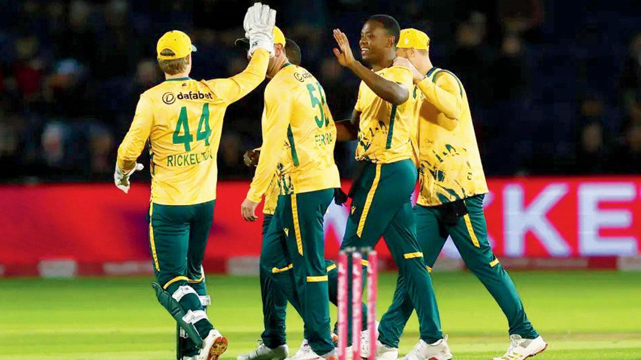 ફાસ્ટ બોલર કૅગિસો રબાડાએ બીજી ઇનિંગ્સના પહેલા બૉલ પર ફિલ સૉલ્ટને કૅચઆઉટ કરીને સાથી પ્લેયર્સ સાથે ઉજવણી કરી હતી