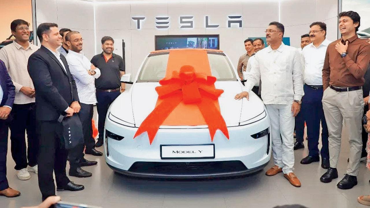 દેશની પ્રથમ ટેસ્લા કારની ડિલિવરી લેતા પ્રતાપ સરનાઈક.