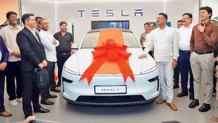 દેશની પ્રથમ ટેસ્લા કારની ડિલિવરી લેતા પ્રતાપ સરનાઈક.