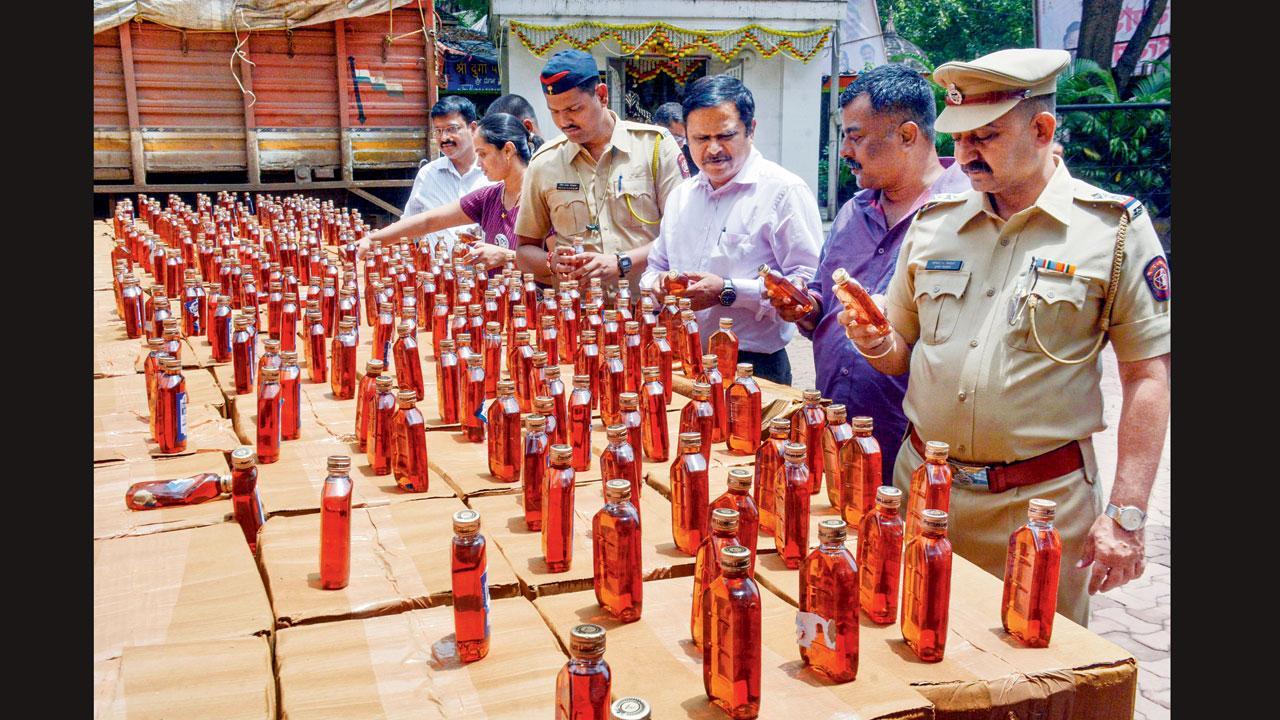 એક્સાઇઝ ડિપાર્ટમેન્ટે થાણેમાંથી ૧.૩૪ કરોડ રૂપિયાનો ભારતીય બનાવટનો વિદેશી દારૂનો જથ્થો જપ્ત કર્યો હતો