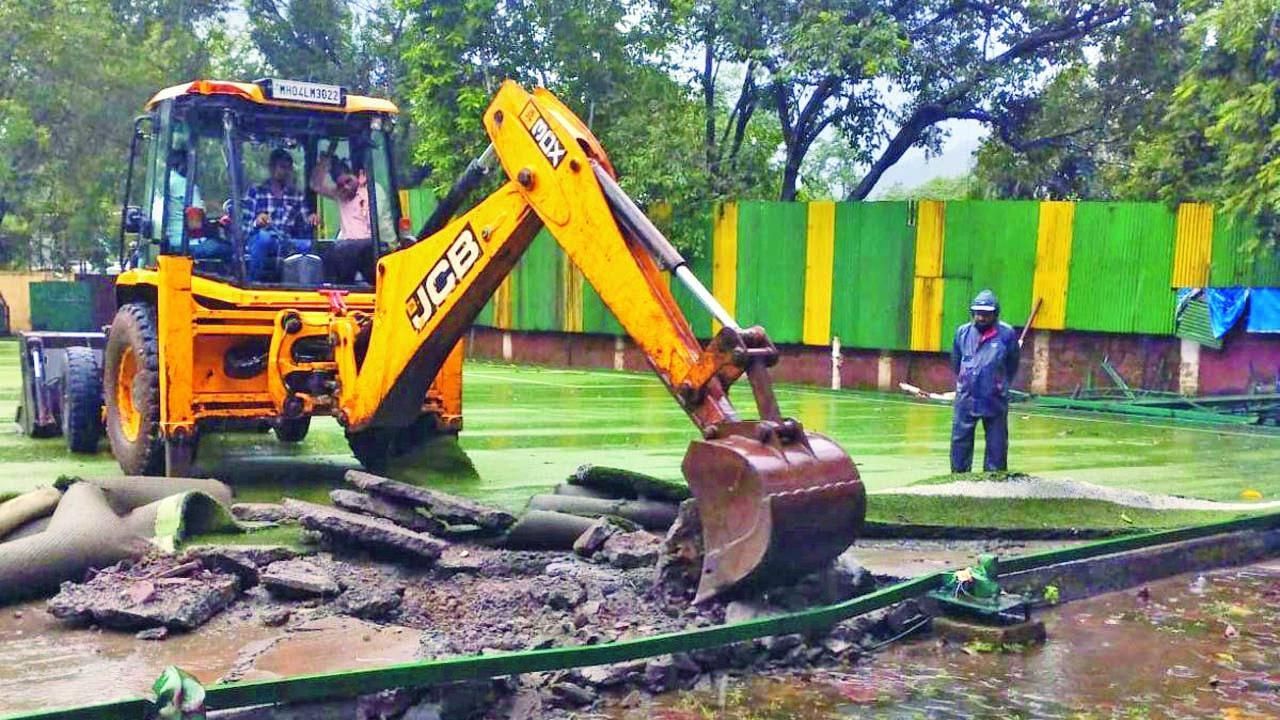  ટર્ફ માટેની કૃત્રિમ ઘાસની જમીન પણ JCBની મદદથી ઉખેડી નાખી હતી. 