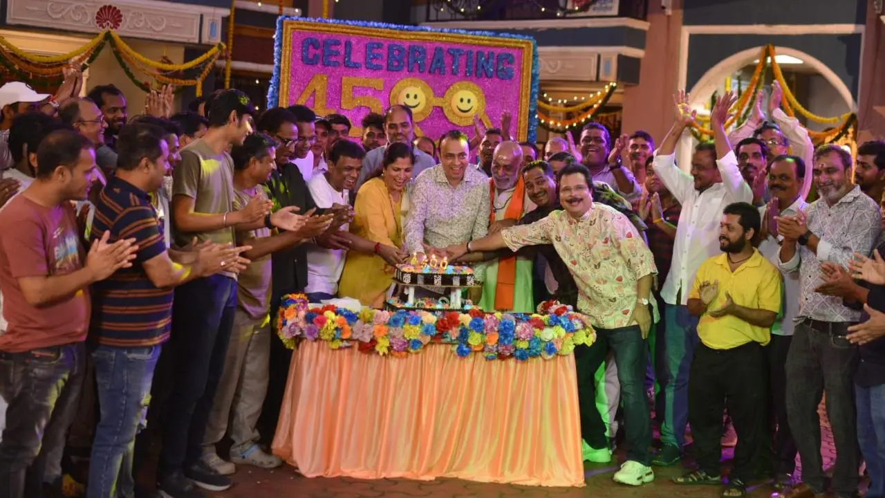 ૪૫૦૦ હેપ્પીસોડ્સની TMKOC પરિવાર સાથે અસિત કુમાર મોદીએ કરી ઉજવણી