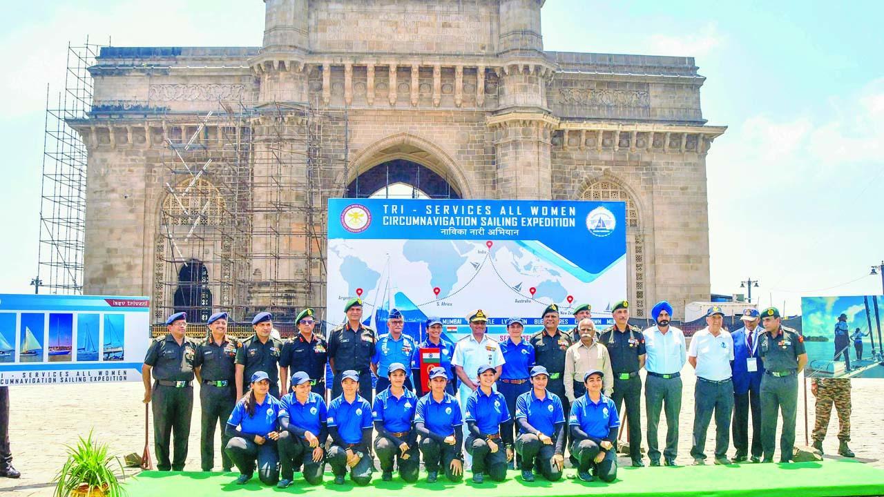 ગઈ કાલે ગેટવે ઑફ ઇન્ડિયાથી મહિલા ઑફિસરો દરિયો ખેડવા નીકળી હતી.