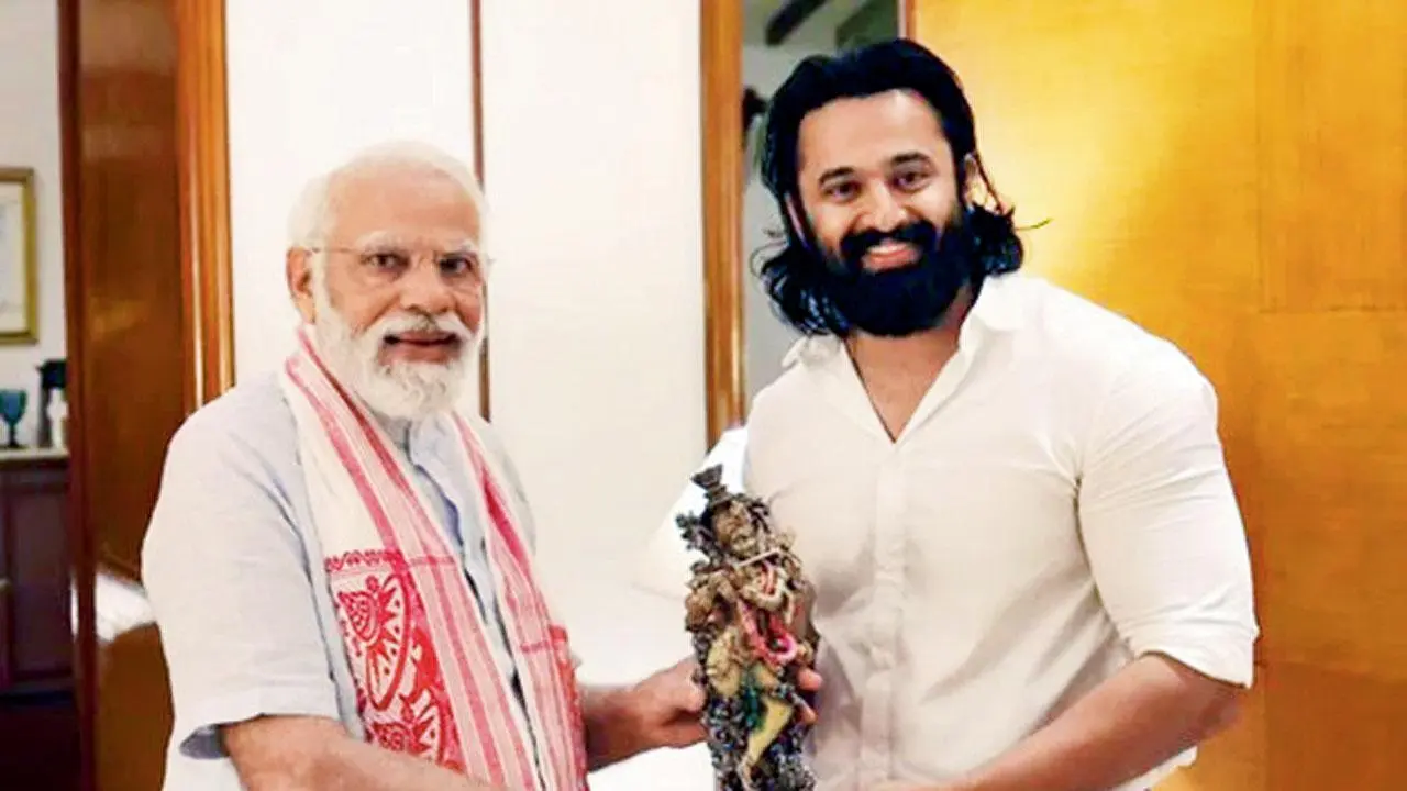 વડા પ્રધાન નરેન્દ્ર મોદી સાથે ઉન્ની મુકુંદન