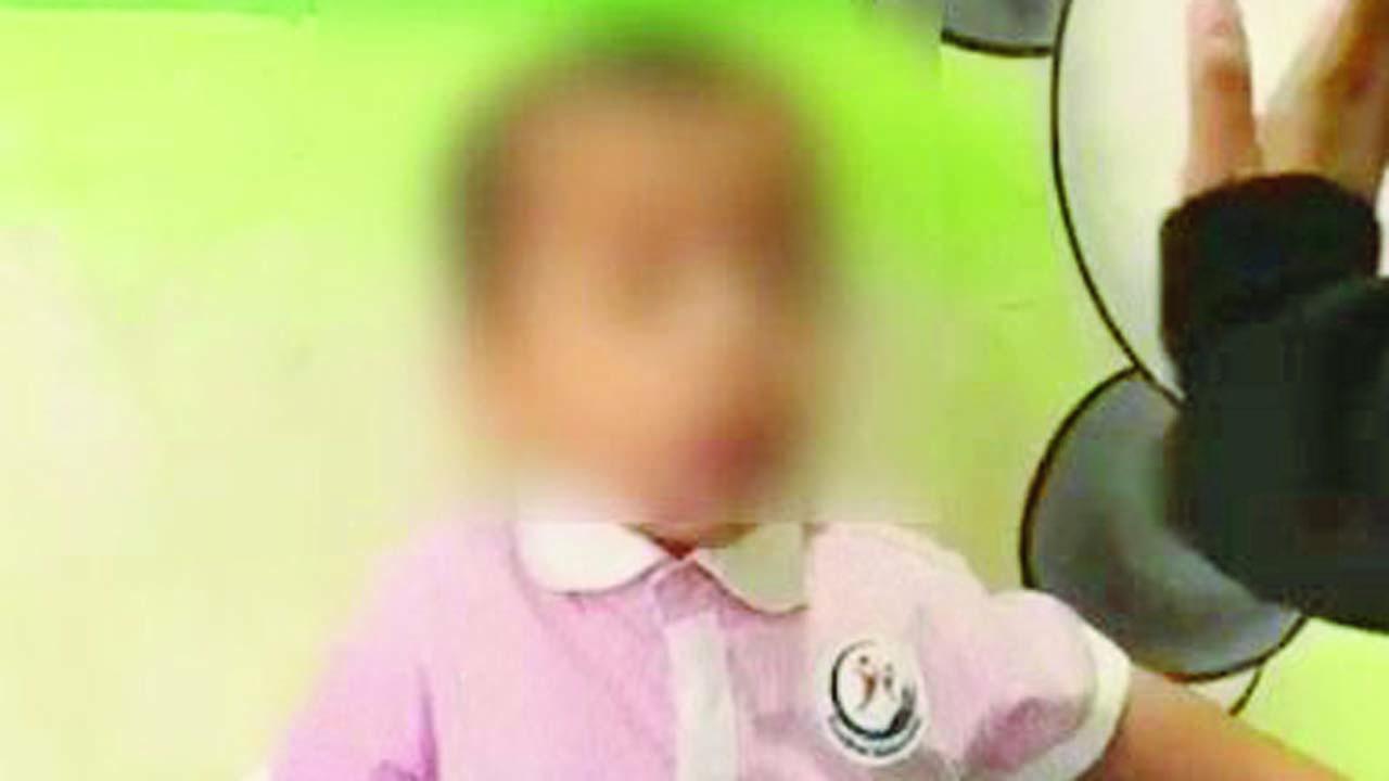 ટીચરે એક પછી એક ૩ લાફા મારતાં માસૂમ છોકરો ડરીને જોર-જોરથી રડવા માંડ્યો હતો. 