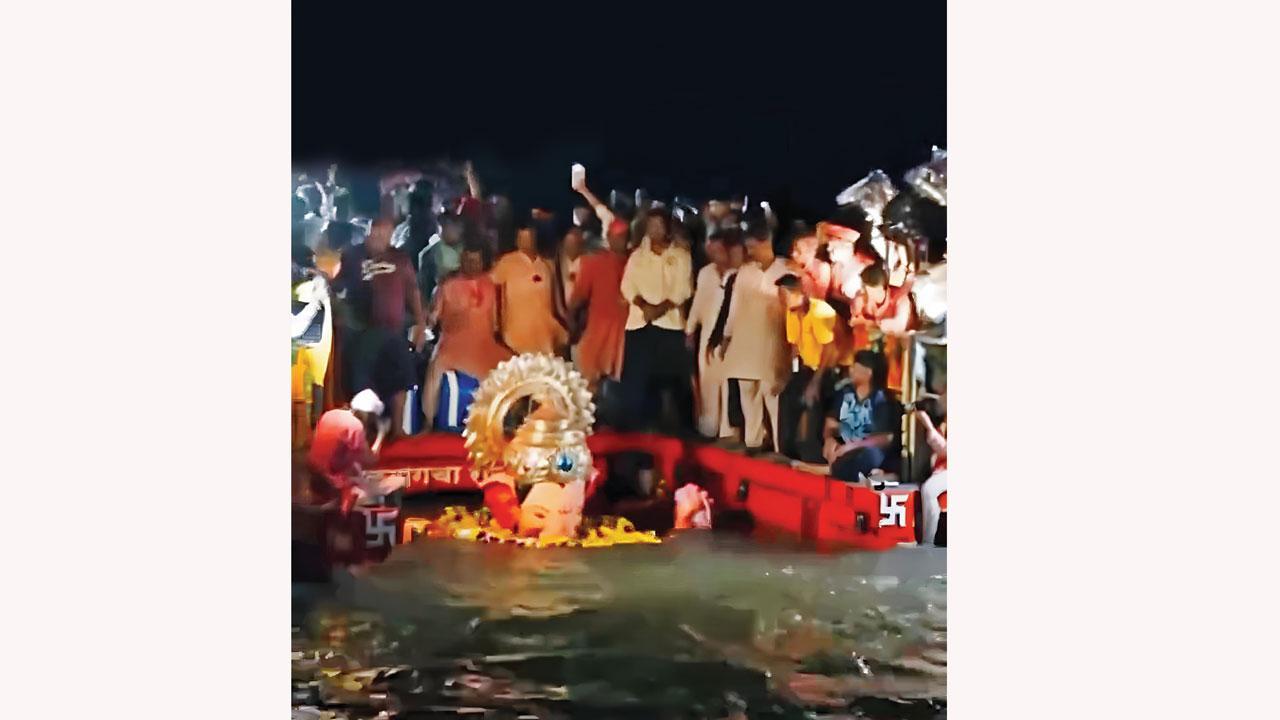 ગઈ કાલે રાત્રે વિદાય લેતા લાલબાગચા રાજા