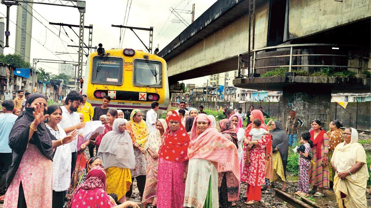 રેલવે ટ્રૅક પર આંદોલન કરવા ધસી આવેલા ઝૂંપડપટ્ટીવાસીઓમાં મહિલાઓ મોટી સંખ્યામાં હતી. 