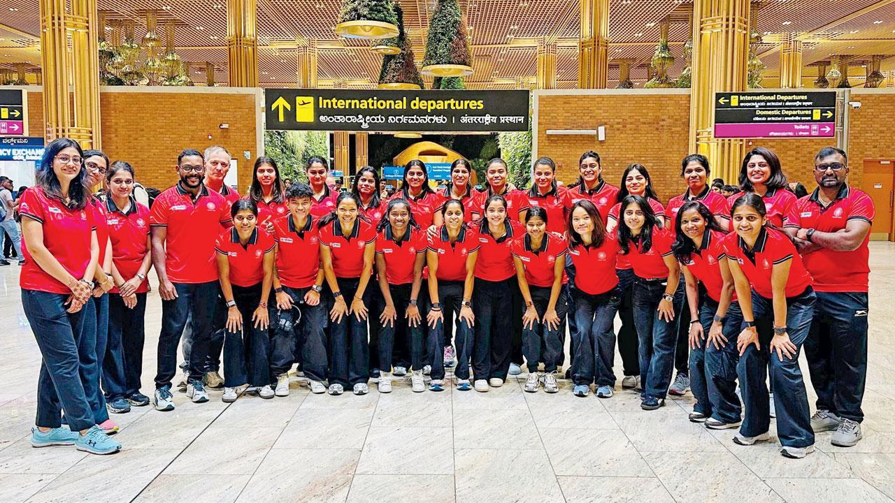 સપોર્ટ સ્ટાફ સાથે ભારતીય વિમેન્સ હૉકી ટીમનો ફાઇલ-ફોટો