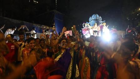 સાંજની કેટલીક ખાસ ક્ષણોમાંથી એક હતી અરુણ ગવળીની પત્ની આશા ગવળીનું ઉત્સવના આનંદમાં સામેલ થવું. (તસવીરો/ આશીષ રાજે)