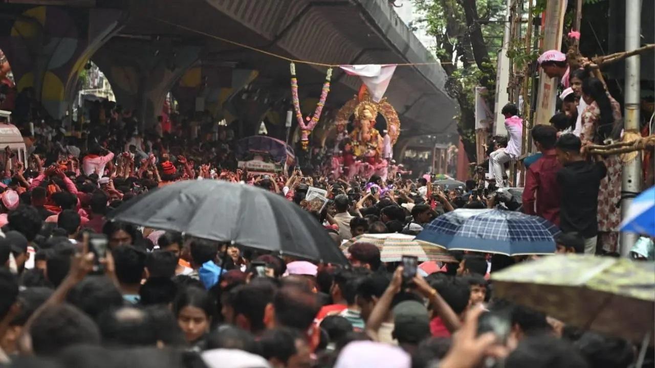 ગણપતિ વિસર્જન 2025: બાપ્પાને વિદાય આપવા પરેલમાં ઉમટી જનમેદની, જુઓ તસવીરો