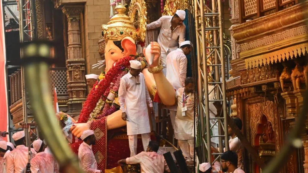 Photos:લાલબાગચા રાજાના અંતિમ દર્શન માટે ભક્તોની ઊમટી ભીડ, વરસાવ્યો ફૂલો અને રંગો
