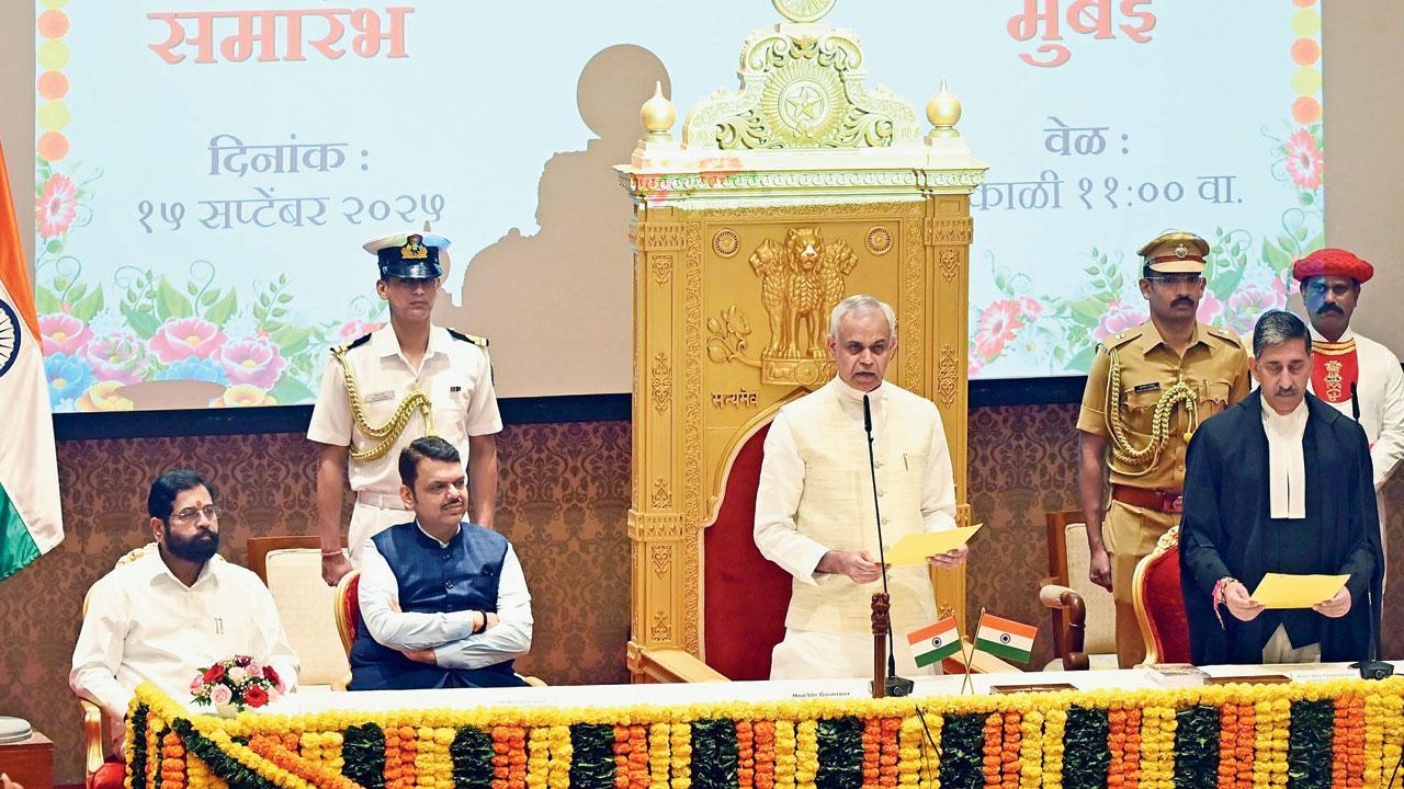 મુખ્ય પ્રધાન અને નાયબ મુખ્ય પ્રધાનની હાજરીમાં બૉમ્બે હાઈ કોર્ટના મુખ્ય ન્યાયાધીશે આચાર્ય દેવવ્રતને ગઈ કાલે શપથ લેવડાવ્યા હતા (તસવીર : સૈયદ સમીર અબેદી)