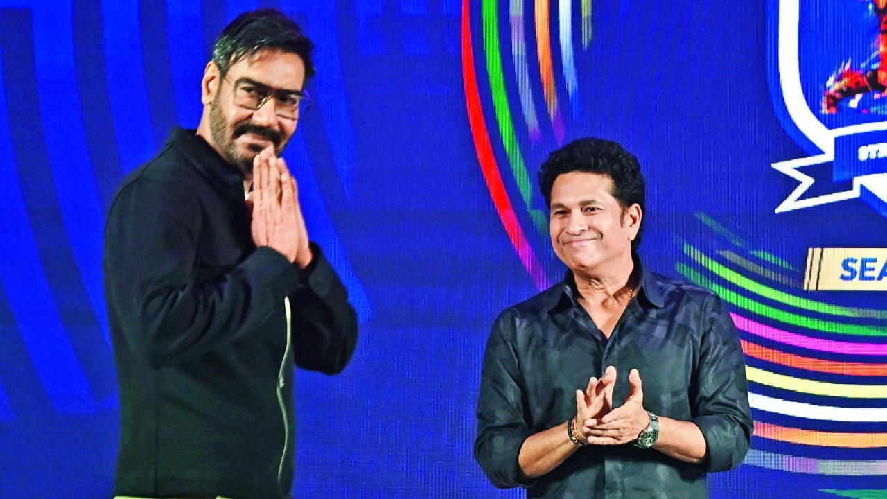 ગઈ કાલે બાંદરાની તાજ લૅન્ડ્સ ઍન્ડ હોટેલમાં ઇન્ડિયન સ્ટ્રીટ પ્રીમિયર લીગની અમદાવાદની નવી ટીમનો ઓનર અજય દેવગન આ લીગની કોર કમિટીના સભ્ય સચિન તેન્ડુલકર સાથે (તસવીર : આશિષ રાજે)