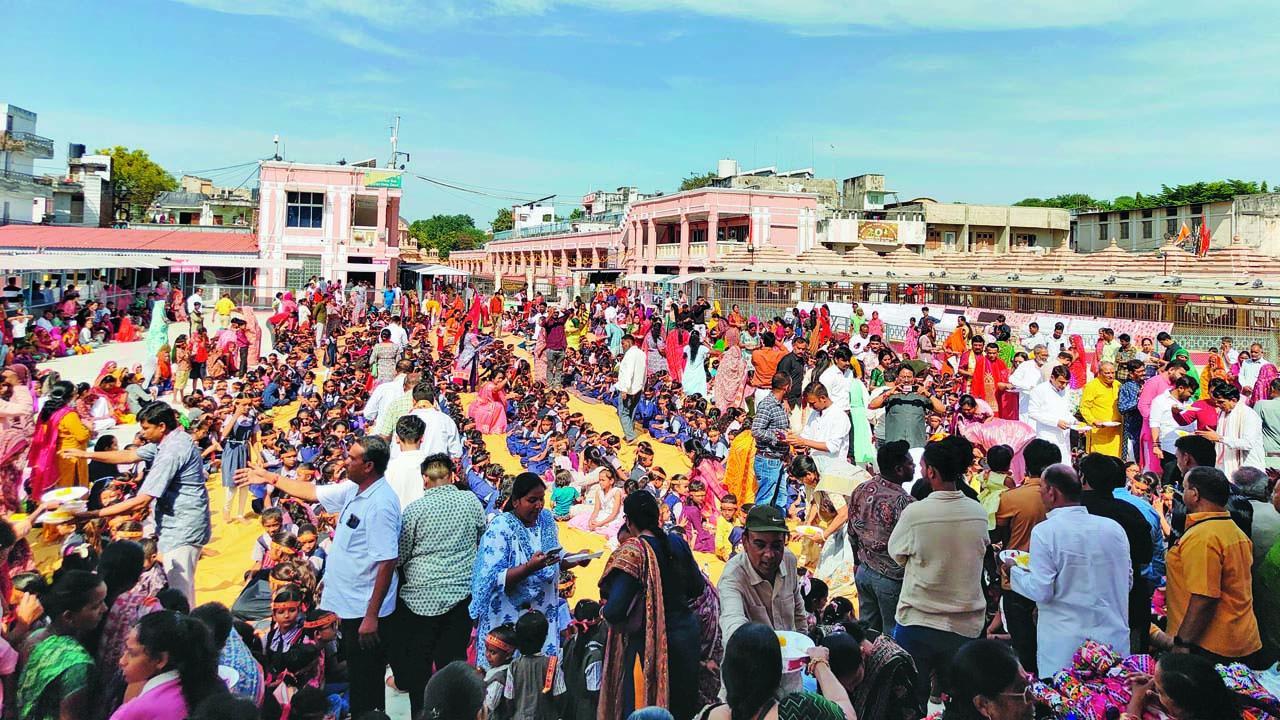 આ બાળાઓનું પૂજન કરીને તેમને ભોજન પણ કરાવ્યું હતું. સમાજના અગ્રણીઓ સહિત ૧૫૦ જણની ટીમે બાળાઓનું પૂજન કર્યું હતું.’ 