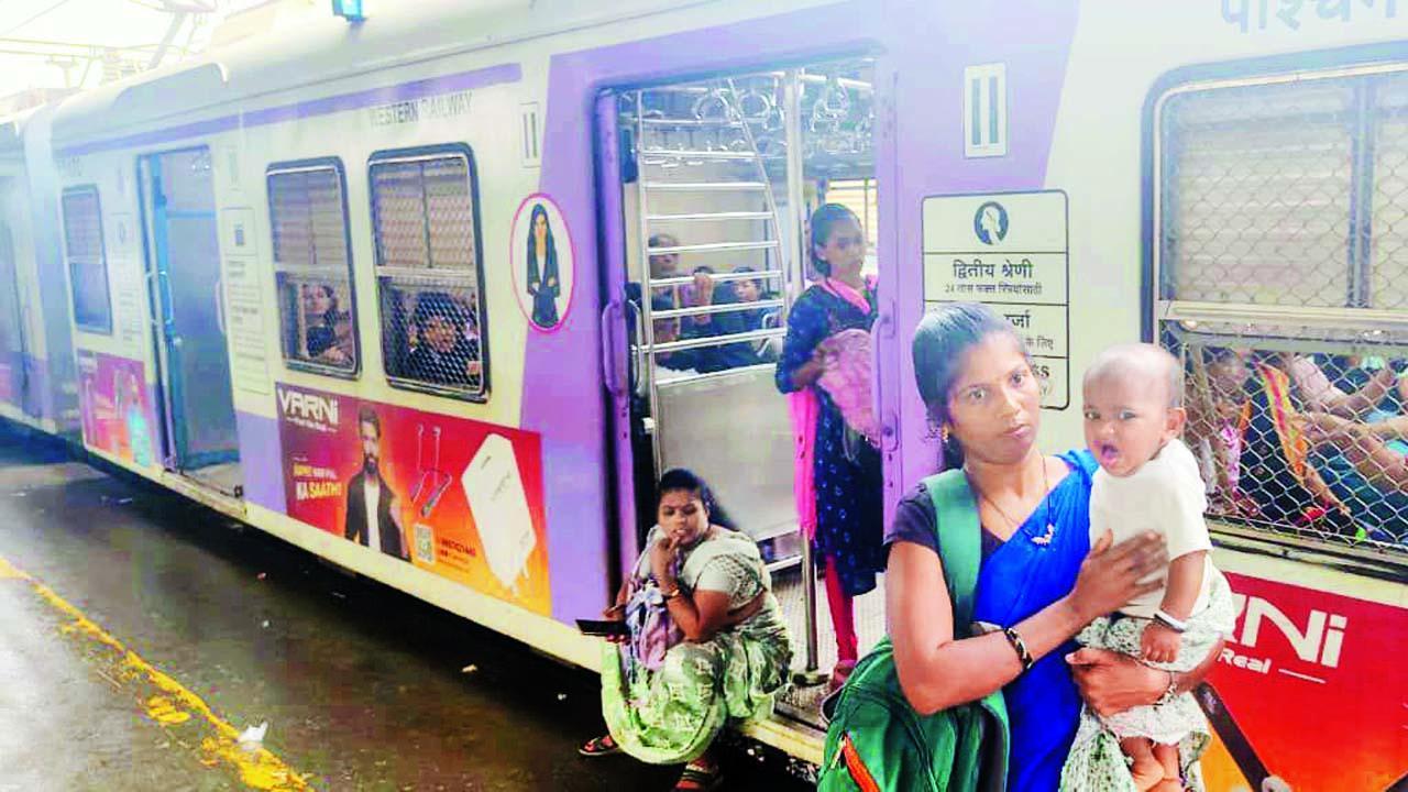 વિરાર રેલવે-સ્ટેશન પર મળી આવેલું બાળક.