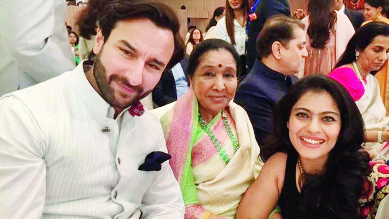 કાજોલે આશા ભોસલે અને સૈફ અલી ખાન સાથેની ૨૦૧૪ની તસવીર શૅર કરી