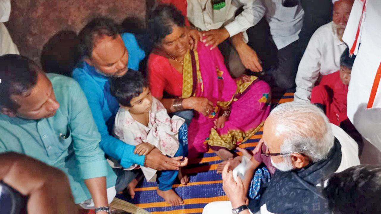 છગન ભુજબળ સાથે તેમના પક્ષના જ ધનંજય મુંડે પણ હતા