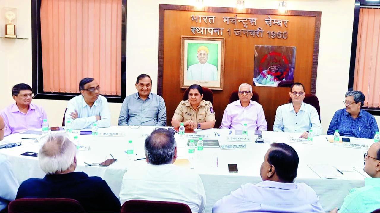 ચેમ્બર ભવનમાં પાયધુની પોલીસ-સ્ટેશનનાં અસિસ્ટન્ટ પોલીસ-કમિશનર રેણુકા બુવા સાથે કાલબાદેવીની સમસ્યાઓની ચર્ચા કરી રહેલા ભારત મર્ચન્ટ્સ ચેમ્બરના પ્રતિનિધિઓ અને તેમના સભ્યો. 