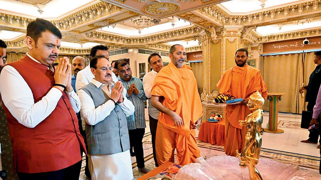 દેવેન્દ્ર ફડણવીસ સાથે જે. પી. નડ્ડાએ સ્વામીનારાયણ મંદિરે દર્શન કર્યાં