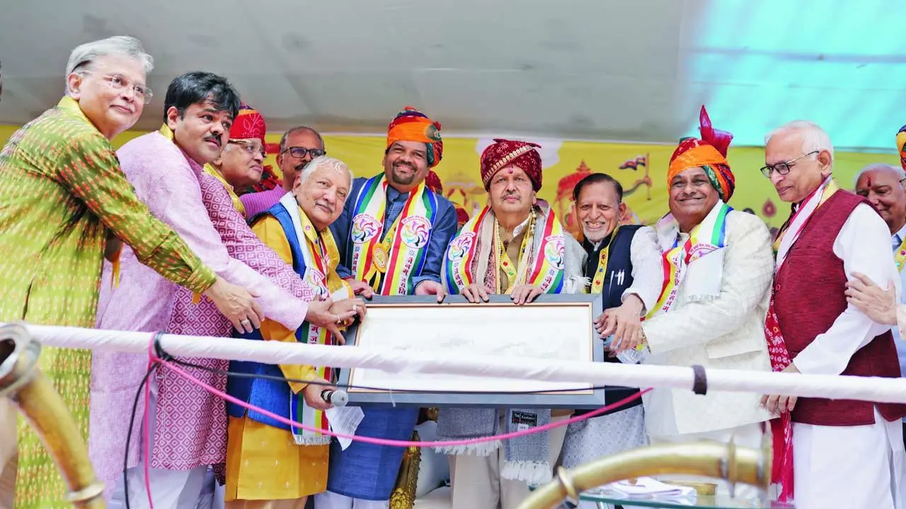 મંગલ પ્રભાત લોઢાને ‘જૈન રત્ન’ અવૉર્ડથી સન્માનિત કરવામાં આવ્યા હતા.