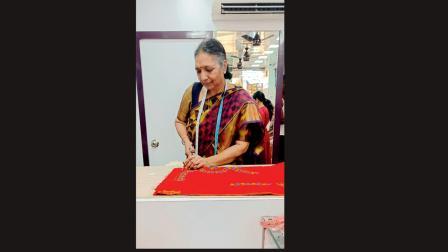 બ્લાઉઝનું કટિંગ કરી રહેલાં દમયંતીબહેન.