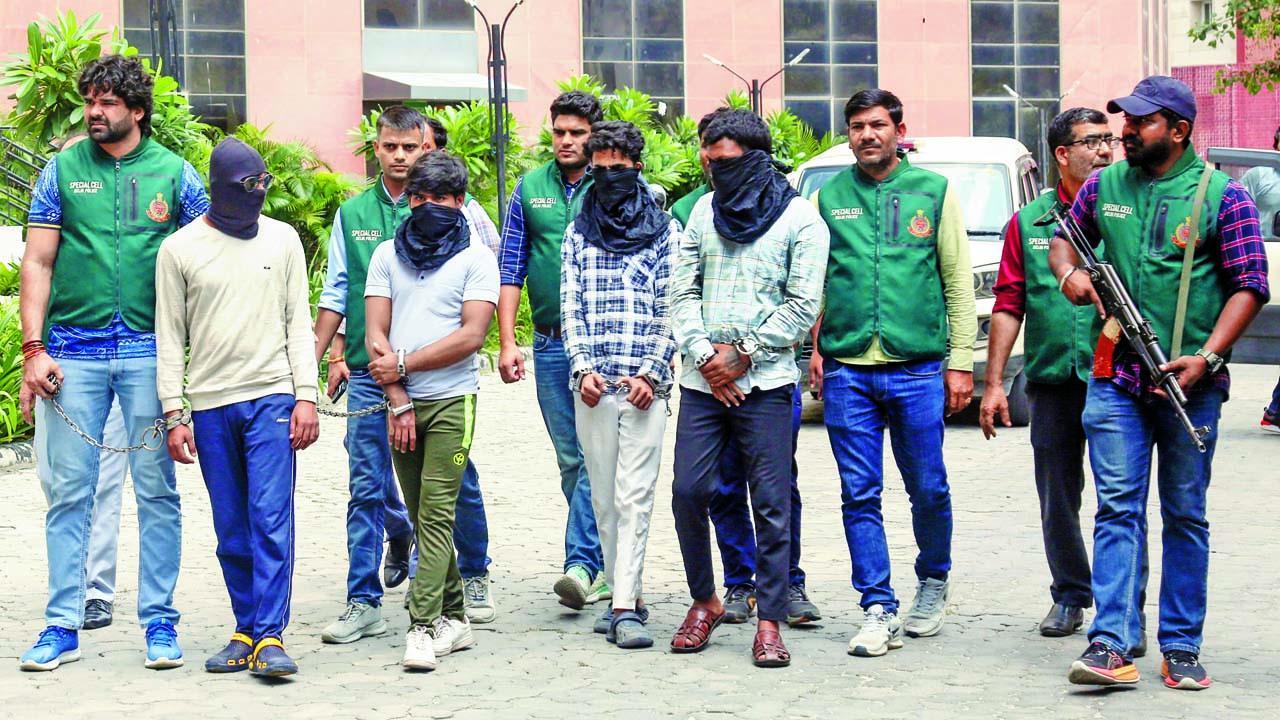 દિલ્હી પોલીસે ૪ જુદાં-જુદાં રાજ્યોમાં દરોડા પાડીને ISISના સ્લીપર સેલના પાંચ સંદિગ્ધ આતંકવાદીઓને પકડી પાડ્યા હતા.