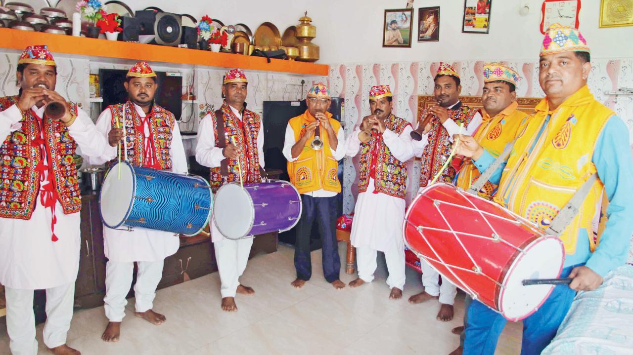 મોટી દેવતીના ઢોલીઓ અને શરણાઈવાદકો. તસવીરો : જનક પટેલ.