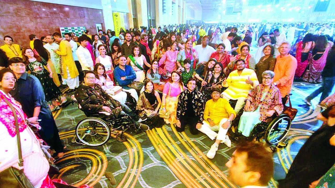 વ્હીલચૅર પર ગરબા રમવા પહોંચેલા મુંબઈ અને નવી મુંબઈના દિવ્યાંગો તેમના મિ‌ત્રો અને પરિવારજનો સાથે.