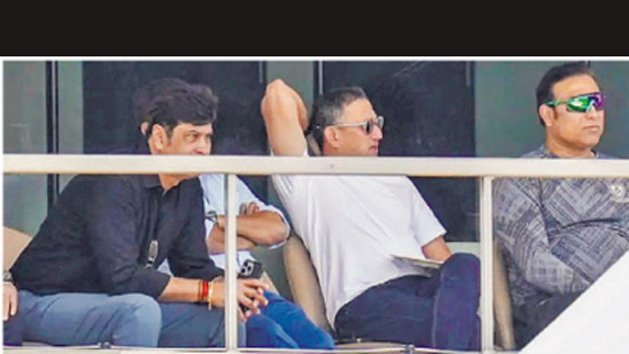 નૅશનલ ક્રિકેટ ઍકૅડેમીના હેડ કોચ વી.વી.એસ. લક્ષ્મણ અને ભારતીય મેન્સ ટીમના ચીફ સિલેક્ટર અજિત આગરકરે સેમી ફાઇનલ મૅચમાં પ્લેયર્સના પ્રદર્શન પર નજર રાખી હતી. 