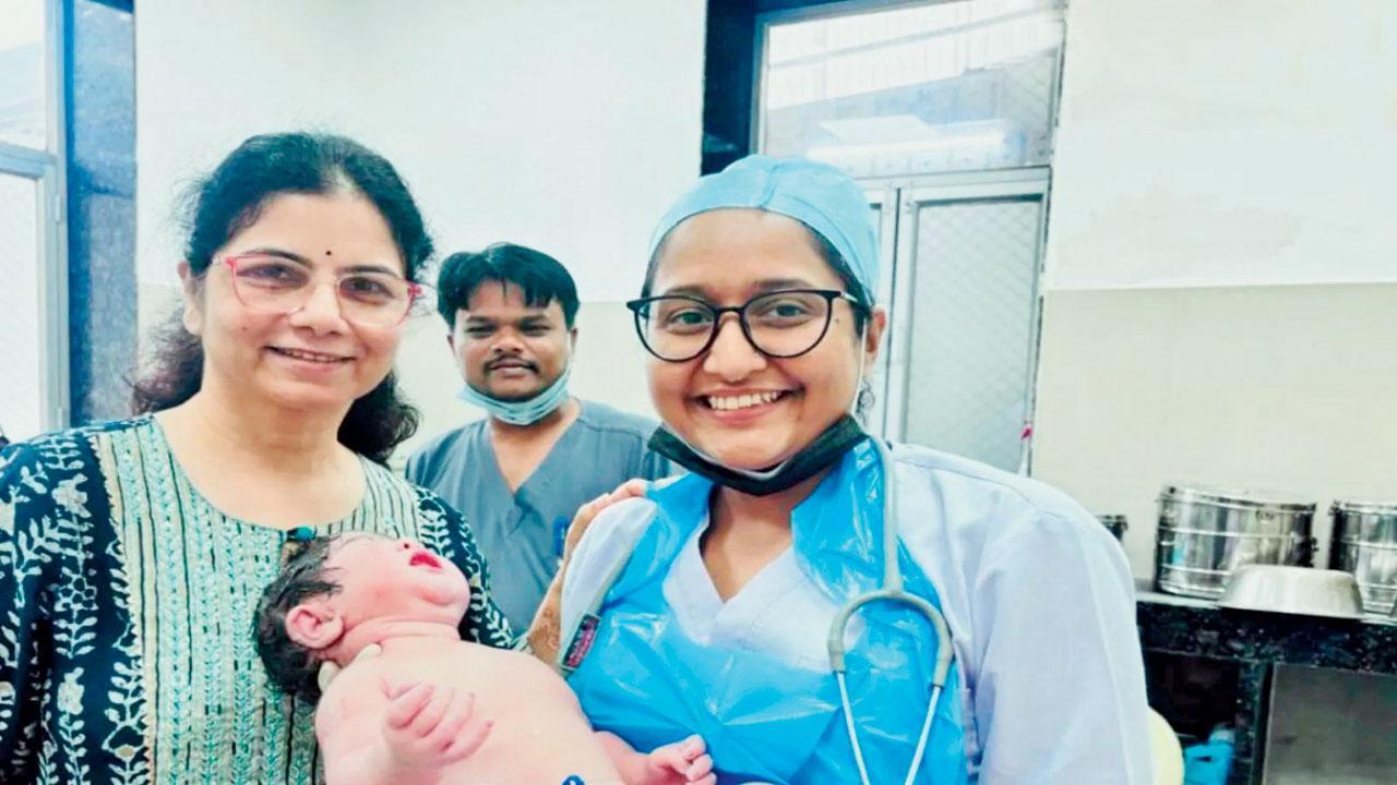 ૩૪ વર્ષની શુભાંગી નામની મહિલાએ ૫.૨ કિલો વજન ધરાવતા હેલ્ધી બાળકનો જન્મ આપ્યો