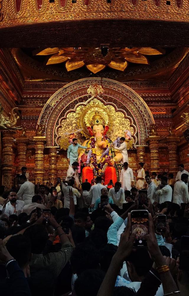 લાલબાગચા રાજાના દર્શન માટે ભક્તોનું ઘોડાપૂર