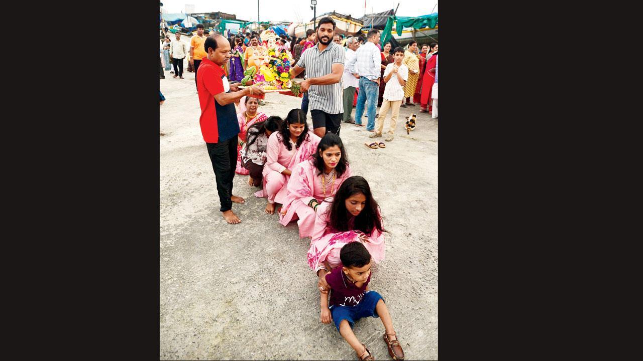 ગઈ કાલે વરલી કોલીવાડામાં અનોખી રીતે મૂર્તિનું વિસર્જન કરતો પરિવાર.  તસવીર : રાણે આશિષ