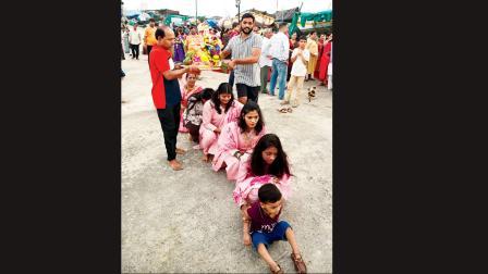 ગઈ કાલે વરલી કોલીવાડામાં અનોખી રીતે મૂર્તિનું વિસર્જન કરતો પરિવાર.  તસવીર : રાણે આશિષ